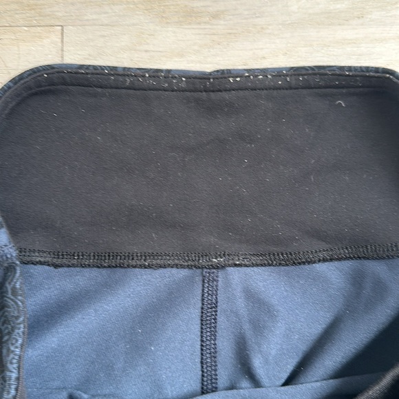 Lululemon navy black paisley wunder under cropped leggings size 6 lightly worn - Picture 2 of 5